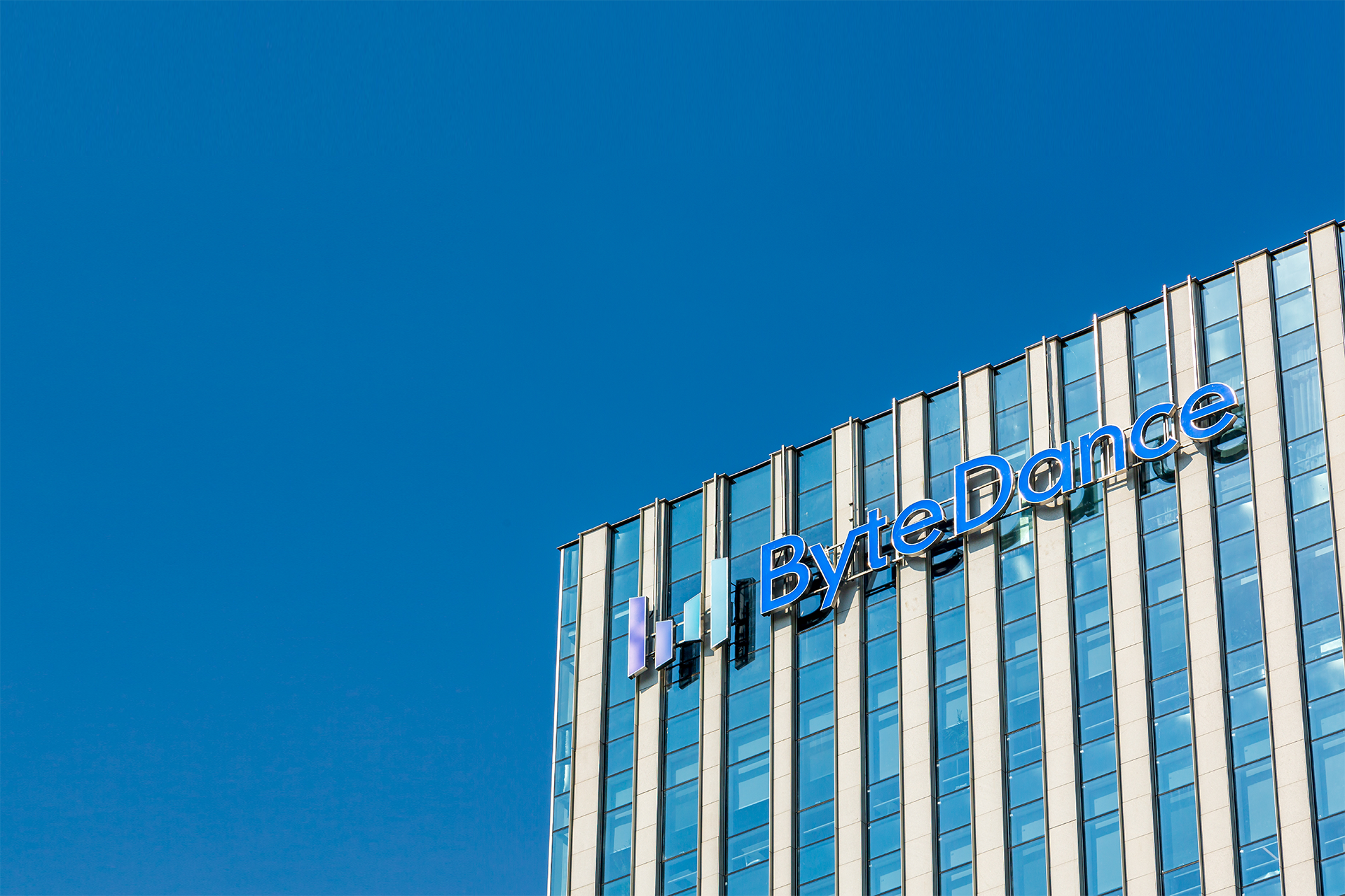 According to sources, ByteDance’s net profit in 2025 declined by more than 70% year-on-year, with its net profit margin also seeing a significant drop. This was attributed to the company’s substantial increase in investment in AI businesses during the third a…