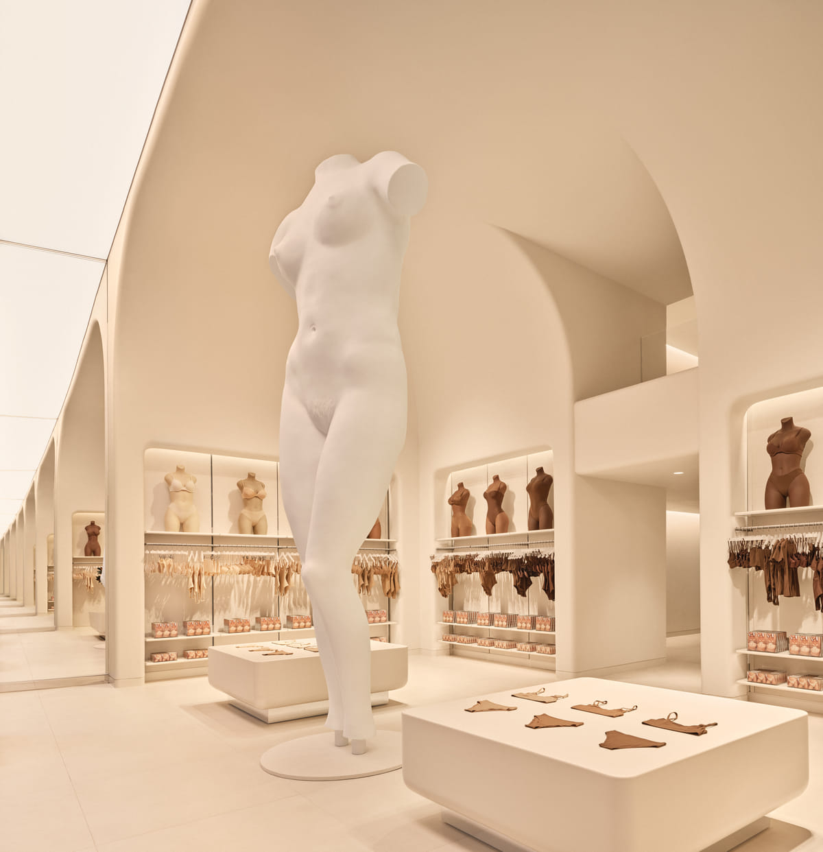 The New York flagship of SKIMS brings four stories of the historic building at 647 5th Avenue into the brand's iconic embrace: a sculpted, silk-smooth continuum of cascading monochromes. This immersive display vividly embodies the inclusive spirit of the bran…