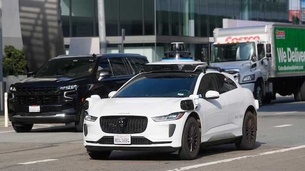 The autonomous taxi operator Waymo appears to be taking steps to break into the Canadian market, eyeing Toronto as a new testing ground for its self-driving fleet. But it may face technological, political and environmental roadblocks —  including the harsh re…