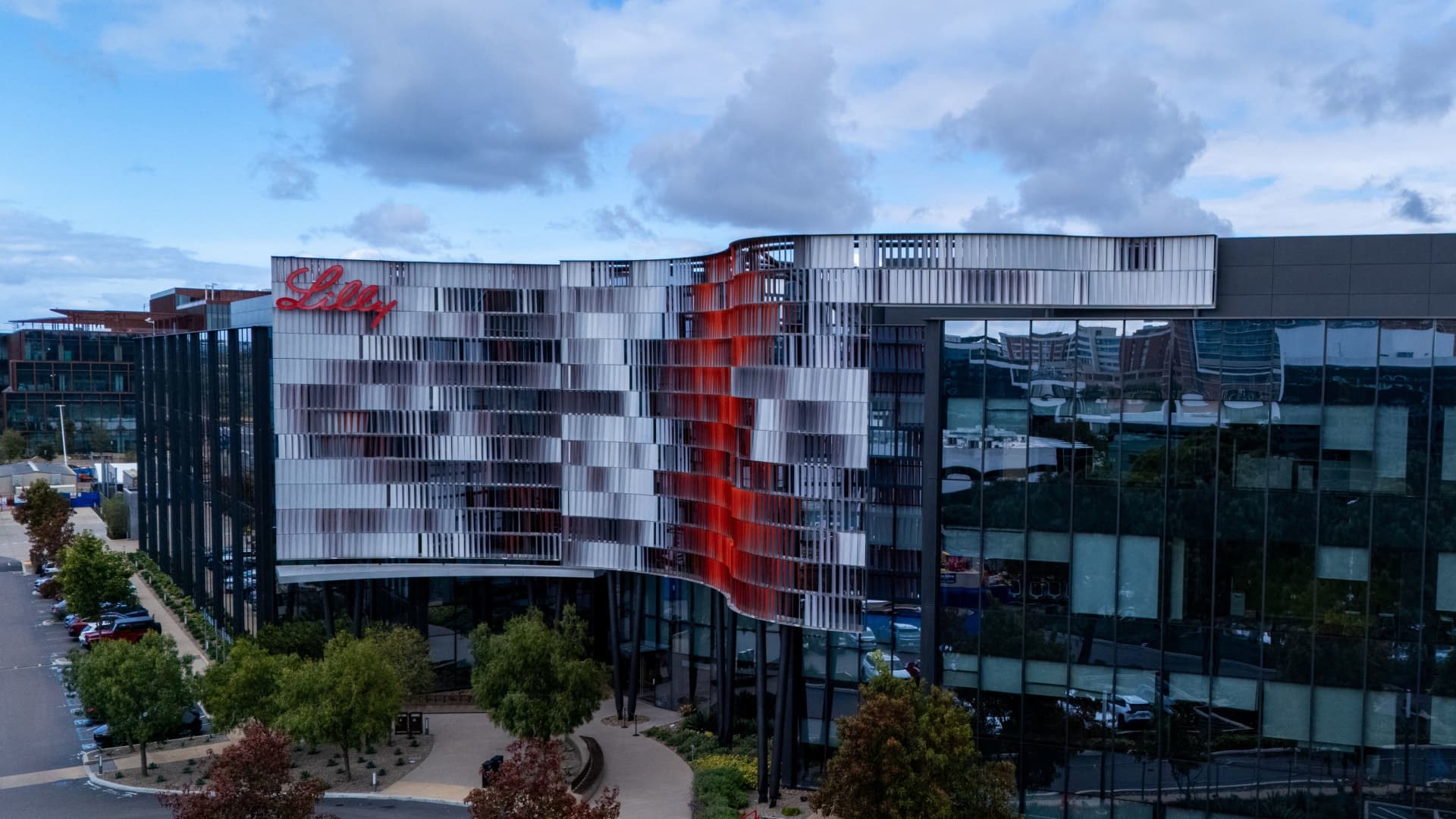 Evelyn Cheng / CNBC:
Hong Kong-listed AI drug discovery company Insilico Medicine and Eli Lilly sign a drug co-development deal worth up to $2.75B, with $115M in upfront payments&nbsp; —&nbsp; BEIJING — U.S. pharmaceutical giant Eli Lilly has reached a $2.75 billion de…