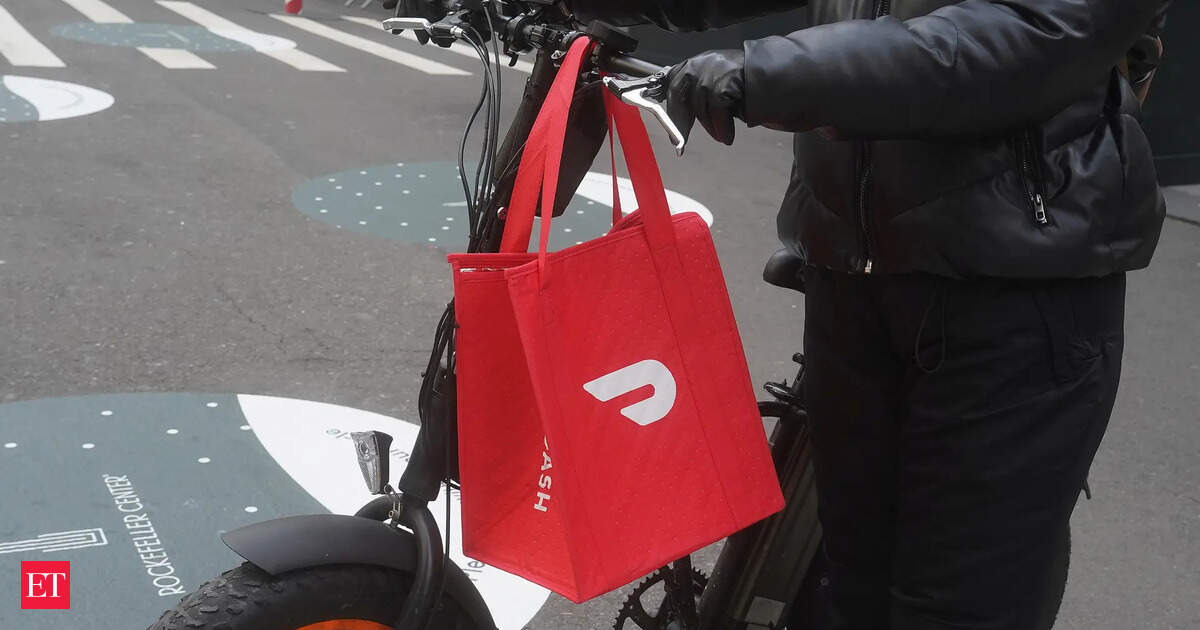 Boston is considering a city-wide ban on mopeds and e-bikes, commonly used by food delivery drivers. This potential ban, aimed at improving street safety, could lead to increased delivery prices for customers of apps like DoorDash and Grubhub. While residents…