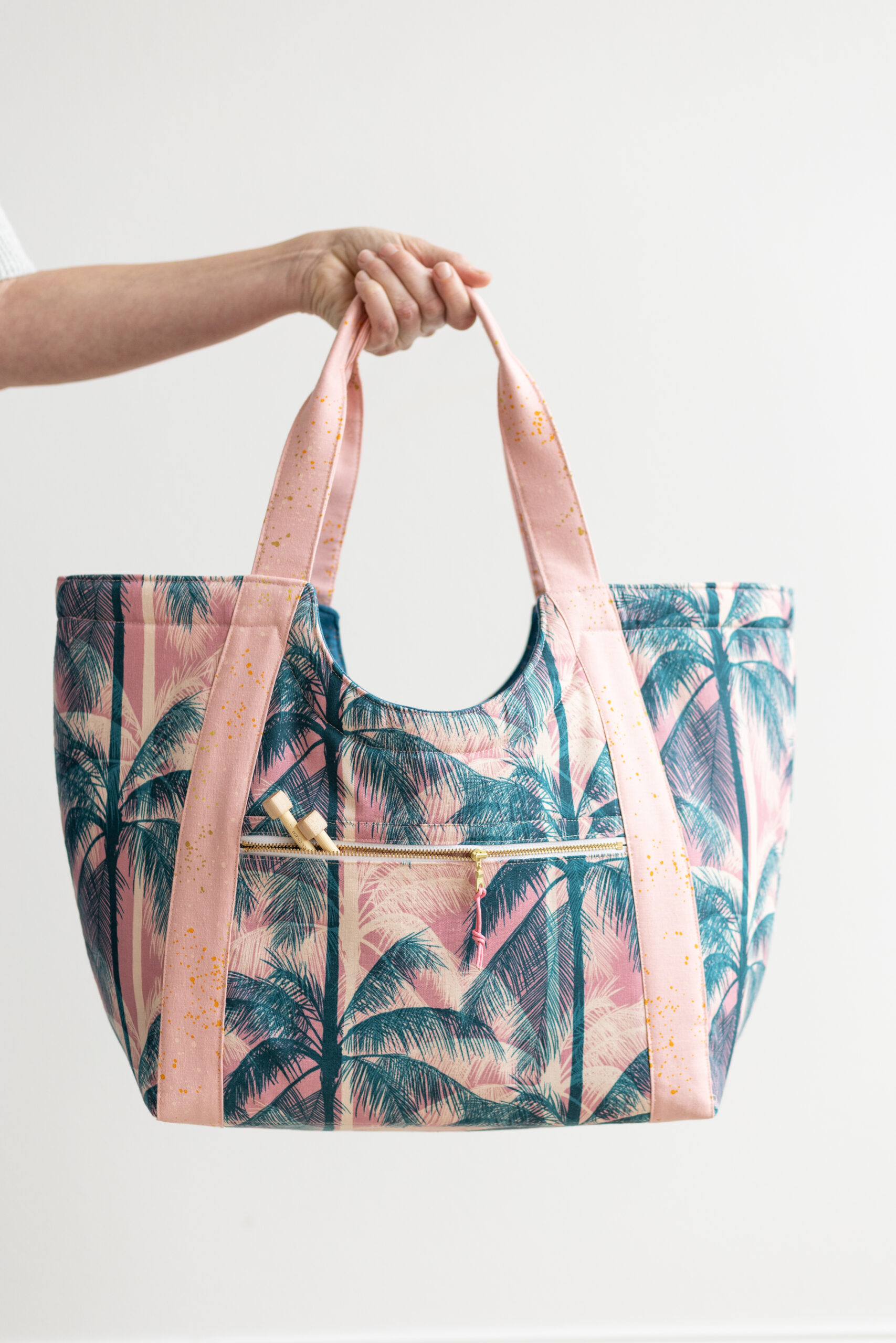 Oh you read that right! A Poolside Too, Poolside Tote! I made this Poolside Tote sample using the (now in
The post Poolside Too, Poolside Tote appeared first on Noodlehead.